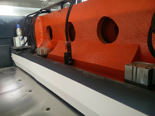 roll die cutting machine 10